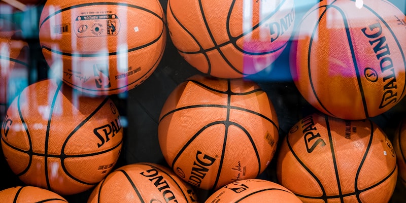 德甲联赛直播画面 - 拜仁慕尼黑球员在安联球场进攻